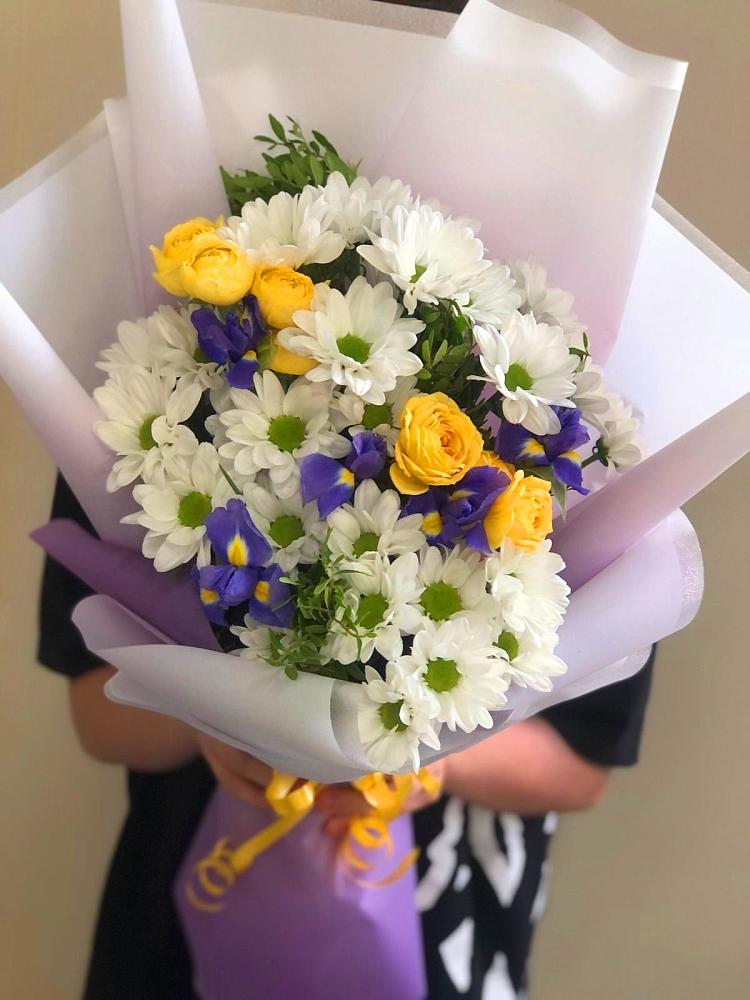 Букет цветов из: Ирисы, Хризантемы и Розы в Борисово