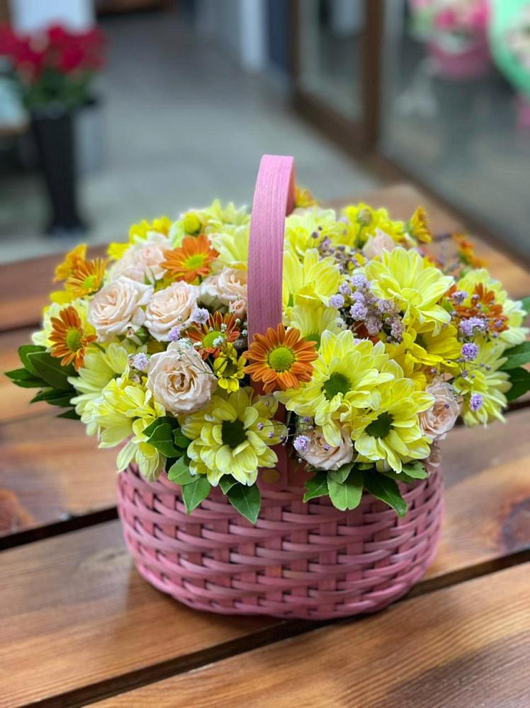 Цветочная композиция из Хризантемы и Розы в корзине в Борисово